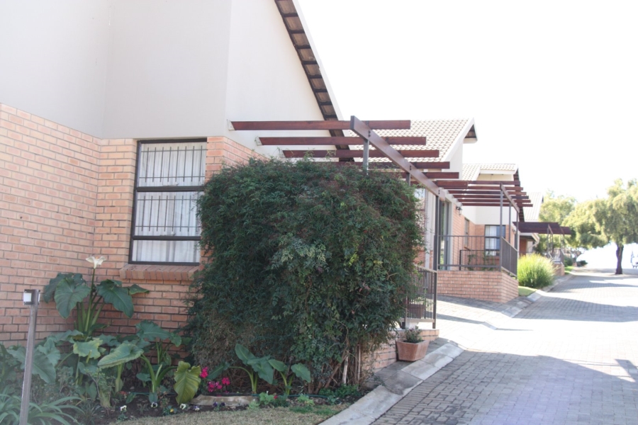 2 Bedroom Property for Sale in Langenhovenpark Free State